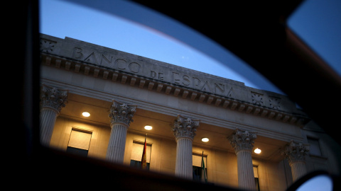 La fachada del edificio del Banco de España, en Málaga, vista a través de la ventanilla de un vehículo. REUTERS