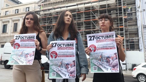 Tres mujeres del Sindicato de Estudiantes posan con un cartel que anuncia la huelga general estudiantil, frente al Congreso de los Diputados, a 13 de septiembre de 2022, en Madrid (España).