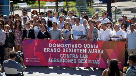 El alcalde donostiarra, Eneko Goia (5d), ha participado en la concentración convocada este miércoles por el Ayuntamiento de San Sebastián para condenar las agresiones machistas. EFE