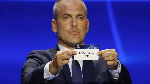 L'exfutbolista Joe Cole mostra el paper del FC Barcelona el sorteig de la fase de grups de la Lliga de Campions de la UEFA