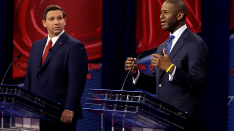 El candidato demócrata para gobernador del Estado de Florida Andrew Gillum (der.) durante un debate electoral frente al candidato republicano Ron DeSantis (izq.). REUTERS/Chris O'Meara