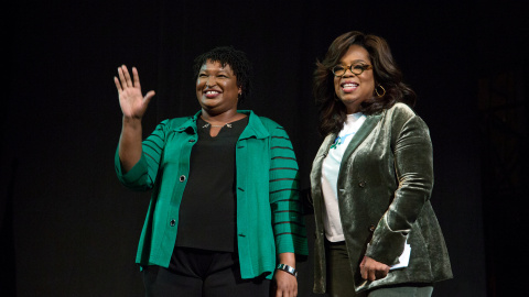 La candidata demócrata para gobernadora del Estado de Georgia Stacey Abrams (izq.) participa en un acto electoral con la periodista, productora y actriz Oprah Winfrey (der.). REUTERS/Chris Aluka Berry