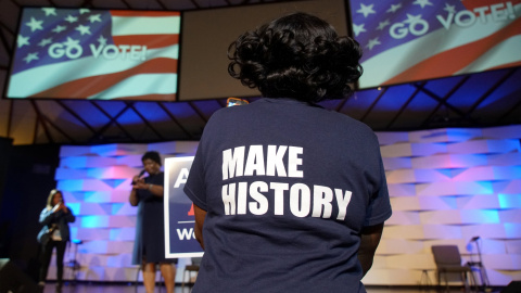 Una mujer con una camiseta con el lema 'Make History' ('Hacer istoria') escucha a la candidata demócrata para gobernadora del Estado de Georgia Stacey Abrams en un mitin electoral. REUTERS/Lawrence Bryant