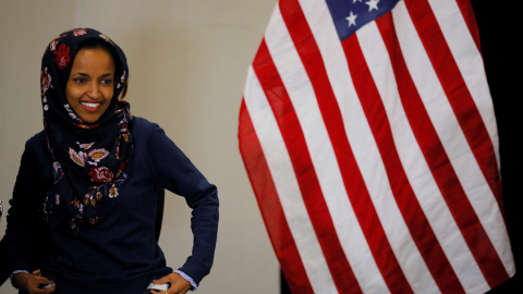 la candidata demócrata al Congreso Ilhan Omar, tras participar en una mesa redonda sobre el uso de armas de fuego en EEUU en Minneapolis (Minnesota). REUTERS/Brian Snyder