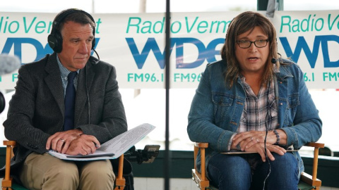 La candidata transexual demócrata Christine Hallquist (der.) durante un debate electoral con el gobernador de Vermont Phil Scott (izq.). AFP/ Don Emmert