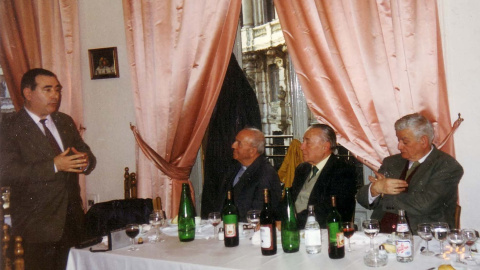 Primera comida Círculos San Juan. 1997. José Luis Corral, el sacerdote Tomás Luengo, Blas Piñar, y el coronel Carlos de Meer