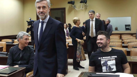 La entrada de Acebes en la Comisión de Investigación con un sonriente Rufián luciendo la camiseta de Rato entrando en prisión | Chema Moya / EFE