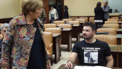 Gabriel Rufián con la camiseta con Rato entrando en prisión, durante la Comisión de Investigación sobre la presunta caja B del PP, en donde Celia Villalobos se ha dirigido a él espetándole que era "impresentable" | Chema Moya / EFE