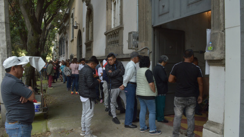 Fila de votantes durante las elecciones del pasado domingo. - A.P.