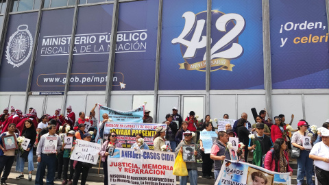 Familiares de víctimas de desaparición forzada en la sede central de la Fiscalía en Lima por el Día Internacional de las víctimas de Desaparición Forzada.