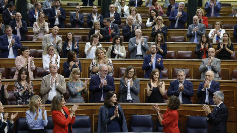 26/10/2022.- La ministra de Hacienda, María Jesús Montero (2d, delante), recibe los aplausos de los miembros del Gobierno y de la bancada socialista tras intervenir este miércoles en el pleno del Congreso de los Diputados durante la primera