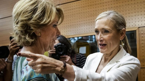 La nueva presidenta de la Comunidad de Madrid, Cristina Cifuentes (d), es felicitada por la presidenta del PP de Madrid, Esperanza Aguirre (i), tras ser elegida en la segunda jornada del debate de investidura que se celebra hoy en la Asambl