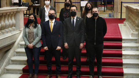 L'expresident del Parlament, Roger Torrent, el vicepresident, Josep Costa, i els membres de la Mesa Eusebi Campdepadrós i Ariadna Delgado querellats a les escales amb portaveus de JxCat, ERC i la CUP el 3 de març del 2021.