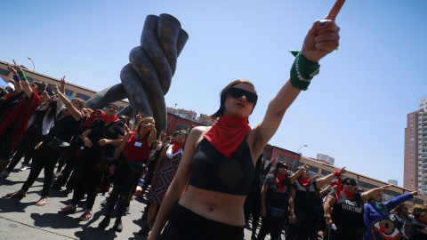 Mujeres del grupo feminista chileno Las Tesis participan en una protesta exigiendo reformas sociales en el país frente al Congreso Nacional. Foto de archivo. 12/12/2019.