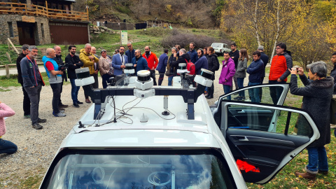 El vehicle autònom davant del conseller de Territori, Juli Fernàndez