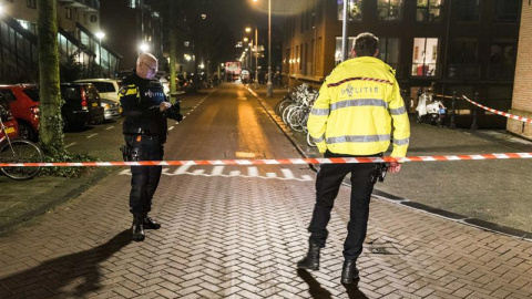 La Policía holandesa vigila el área donde ha tenido lugar el tiroteo que ha dejado un muerto y dos heridos. EFE/EPA/Evert Elzinga