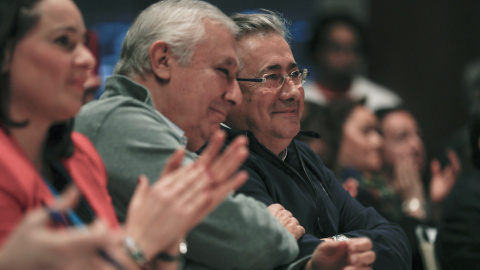 El ministro del Interior, Juan Ignacio Zoido, junto al vicesecretario de Política Autonómica y Local del PP, Javier Arenas, durante un acto del partido en Sevilla. EFE/ José Manuel Vidal