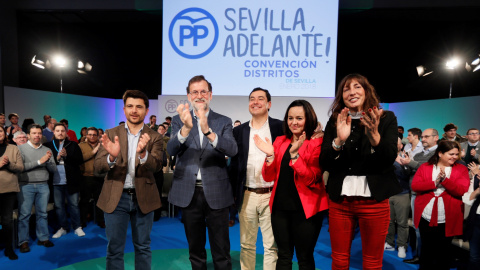 El presidente del Gobierno, Mariano Rajoy (2i), junto a Beltrán Pérez (i), Juanma Moreno (c), Virginia Pérez (2d) y Dolores López (d), tras la clausura de un acto del PP de Sevilla. EFE/ Jose Manuel Vidal