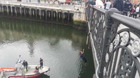 Imagen de una de las mujeres suspendidas en el puente. / EUROPA PRESS