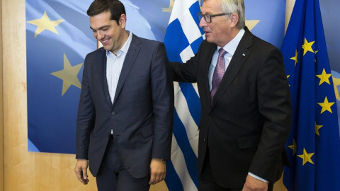 El presidente de la Comisión Europea, Jean-Claude Juncker (dcha), recibe al primer ministro griego, Alexis Tsipras, antes de unirse éste a una reunión sobre Grecia en Bruselas (Bélgica).- EFE/JULIEN WARNAND