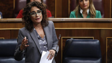 31/10/2018.- La ministra de Hacienda, María Jesús Montero, durante la sesión de control al Gobierno celebrada hoy en el Congreso de los Diputados. EFE/Javier Lizón