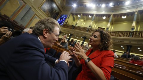 26/10/2022.- La ministra de Hacienda, María Jesús Montero, conversa con el diputado de PdeCat Ferran Bel a su llegada este miércoles al pleno del Congreso de los Diputados en el que se debatirá la primera jornada del debate de totalidad del