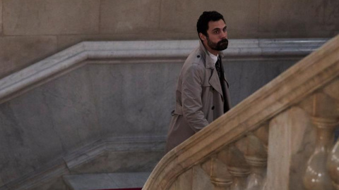 El presidente de la cámara catalana, Roger Torrent, llega al Parlament. EFE/Alejandro García