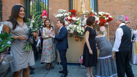 La vicealcaldesa de Madrid, Begoña Villacís, el alcalde de Madrid, José Luis Martínez-Almeida, y la presidenta de la Comunidad de Madrid, Isabel Díaz Ayuso, participan en la ofrenda floral ante el cuadro de la Virgen de la Paloma en la capi