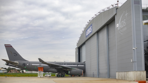 Un avión en la pista del nuevo campus de Airbus, el pasado 15 de abril de 2021, en Getafe, Madrid, (España).