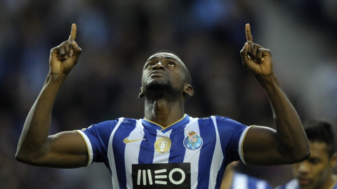 Jackson Martínez celebra un gol con el Oporto mirando al cielo.