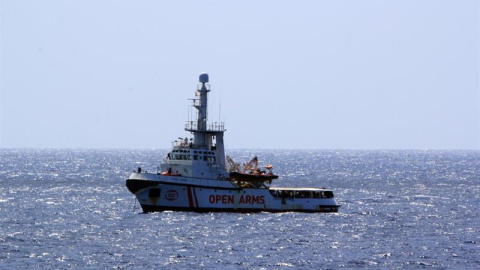 El buque Open Arms, fondeado frente a las costas de la isla italiana de Lampedusa. EFE