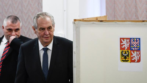 El presidente y candidato a las presidenciales checas, Milos Zeman, vota en Praga. / EFE