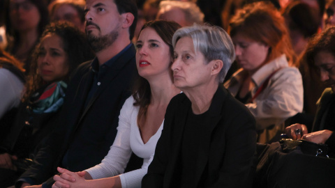 La ministra de Igualdad, Irene Montero, con la filósofa estadounidense Judith Butler, en el Círculo de Bellas Artes. E.P./Ricardo Rubio