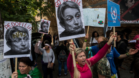 07/11/2017-Personas protestan contra la visita de la filósofa estadounidense Judith Butler a Brasil, en Sao Paulo, el 7 de noviembre de 2017