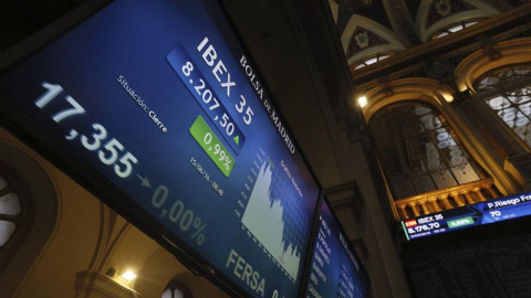 El principal indicador de la Bolsa española, el ÍBEX 35, comenzaba la sesión con un rebote del 1,15 % que le permitía superar de nuevo los 8.200 puntos perdidos ayer tras caer el 2,13 % por la incertidumbre política que reina en Europa. EFE