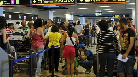 Viajeros en el aeropuerto de Barajas. EFE/Juan M. Espinosa