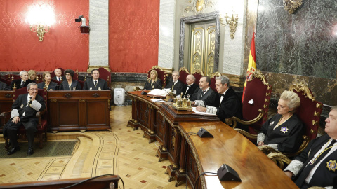 El magistrado Francisco Marín Castán (3d), da un discurso mientras preside, en su primer acto como presidente del Supremo.