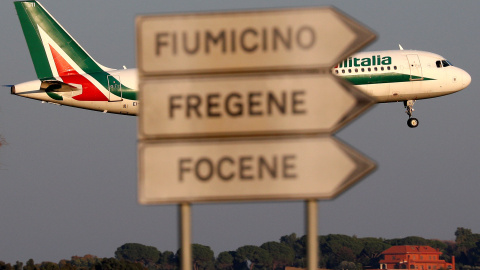 Un avión Airbus A320-200 de Alitalia toma tierra en  el aeropuerto Fiumicino, en Rome. REUTERS/Max Rossi