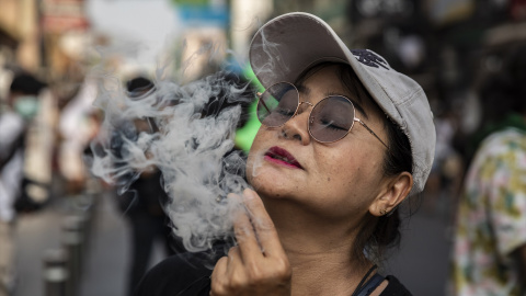 Una mujer exhala humo durante una manifestación para celebrar el Día Mundial del Cannabis y promover el uso recreativo de la marihuana