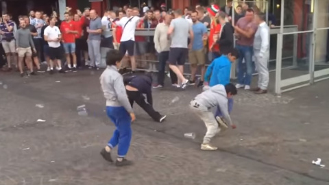 Captura de los niños gitanos recogiendo las monedas lanzadas por los hinchas.