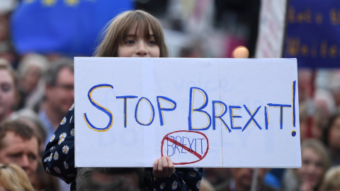 Manifestaciones contrarios al Brexit en una concentración en Belfast. - REUTERS