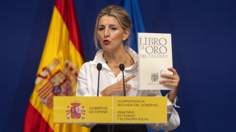 27/10/22 La vicepresidenta segunda y ministra de Trabajo y Economía Social, Yolanda Díaz, ofrece una rueda de prensa mientras muestra 'El Libro de Oro del Trabajo', a 27 de octubre de 2022.