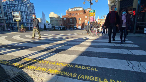 Frase de Ángela Davis en un paso de peatones en la ciudad de León.