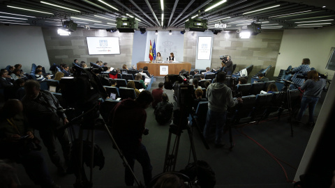 La vicepresidenta del Gobierno, Carmen Calvo (i), y la ministra de Justicia, Dolores Delgado, durante la rueda de prensa posterior a la reunión del Consejo de Ministros. EFE/Javier Lizón