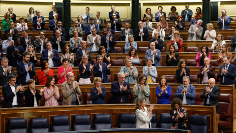 27/10/2022.- La ministra de Hacienda, María Jesús Montero (d, abajo), recibe la ovación de la bancada socialista tras su intervención, este jueves en el Congreso, en la segunda jornada del debate de las enmiendas a la totalidad presentadas 