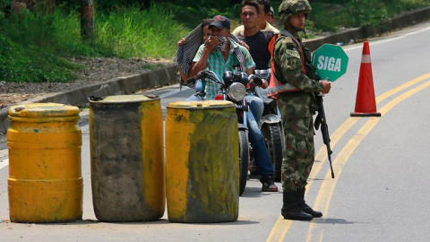 Un soldado monta guardia en la ciudad de Tibu, en la región colombiana de Catatumbo. - AFP