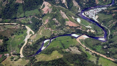 Vista aérea del río Cataumbo contaminado con petróleo tras un ataque atribuido por el Gobierno al ELN a uno de los principales oleoductos del país. Fotografía de septiembre de 2017. - AFP