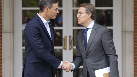 El presidente del Gobierno, Pedro Sánchez, junto al líder del PP en Moncloa el pasado 11 de octubre.