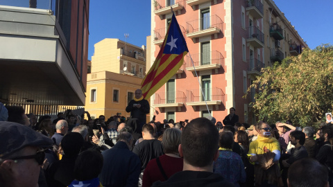 Lectura de manifest a les portes de l'Escola Mediterrània, al barri de la Barceloneta