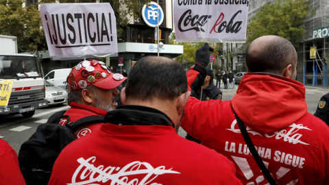 Los trabajadores de la embotelladora de Coca Cola, en una concentración delante de la sede nacional del PP, el pasado  diciembre. EFE